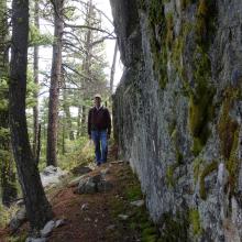 Skirting north side of rocky outcrop