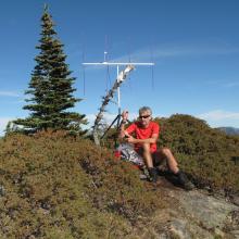 KG7EJT working hard for contacts on summit of Hard Knox Mountain.