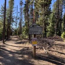 TH sign pointing to Crater Rim Trail # 3957